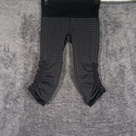 Lululemon in the flow crop 11 yoga pants Heather coal black Ruched sz - Picture 2 of 5